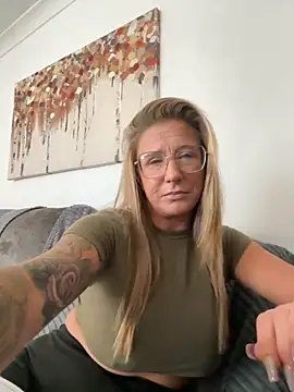 MimiMaee online show from October 2025 12:38:02 PM