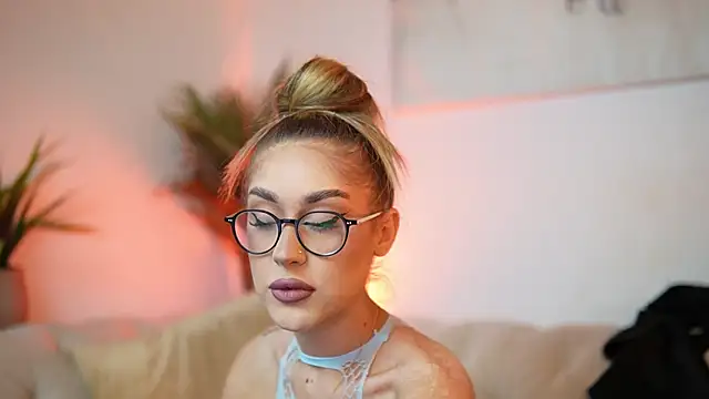 Snapshot of AileenKiss chatting on October 2025 07:38:02 PM AileenKiss online show from October 2025 07:38:02 PM