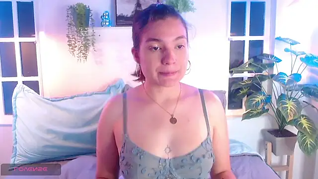 Snapshot of Viollet_C chatting on October 2025 01:37:02 AM Viollet C online show from October 2025 01:37:02 AM