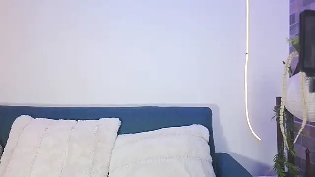 luna valen online show from April 2026 04:30:01 AM