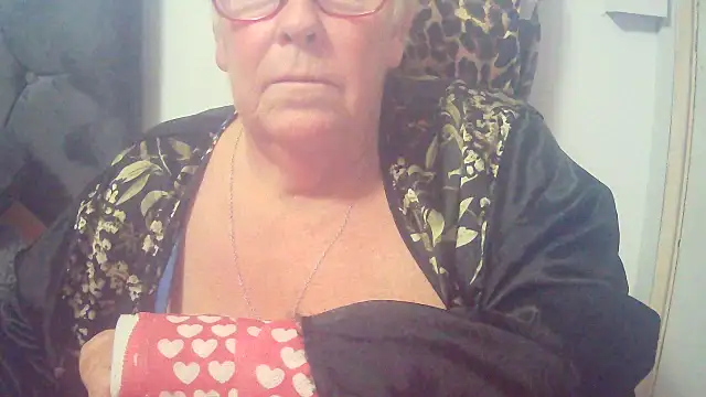 Playful MILF Demi online show from November 2025 10:10:02 PM