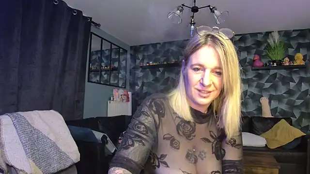 Delichieuse5 online show from October 2025 07:44:02 PM