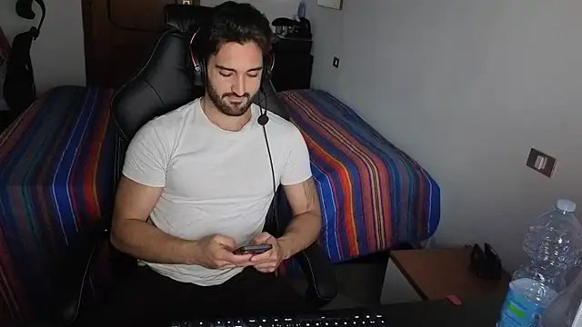 Al3xox02 online show from April 2026 07:58:02 PM