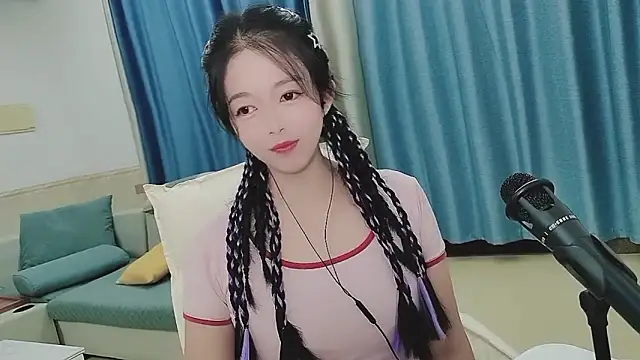 Snapshot of Q_Yumi chatting on October 2025 12:39:01 PM Q Yumi online show from October 2025 12:39:01 PM