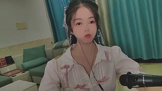 Snapshot of Q_Yumi chatting on October 2025 12:30:02 PM Q Yumi online show from October 2025 12:30:02 PM