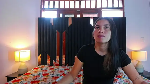 Sofy and Mia online show from December 2025 12:44:02 PM