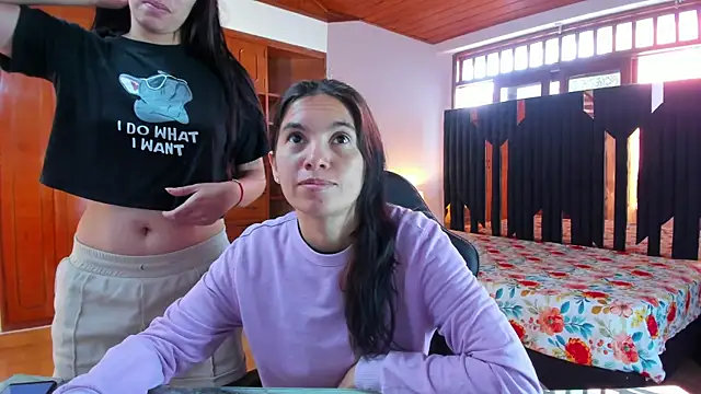 Sofy and Mia online show from December 2025 12:34:02 PM