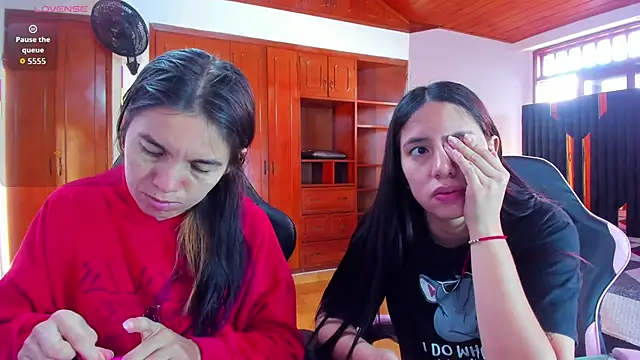 Sofy and Mia online show from January 2026 12:51:02 PM