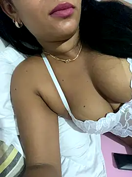 Brunamorenago online show from November 2025 12:33:01 AM