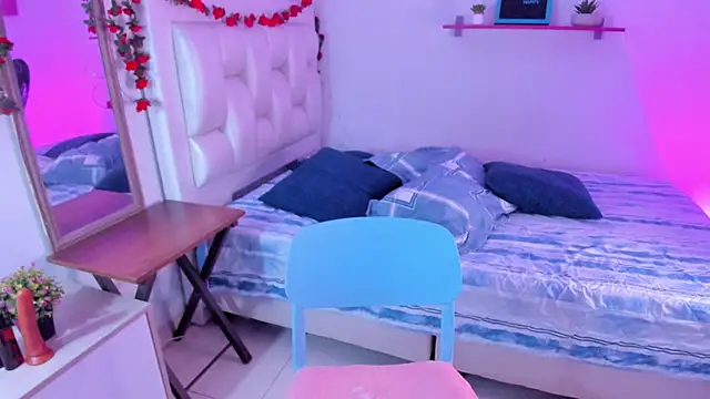 Laaura-Velez online show from November 2025 01:25:02 PM