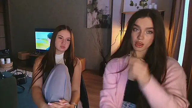 MayaGlow online show from November 2025 05:40:01 AM