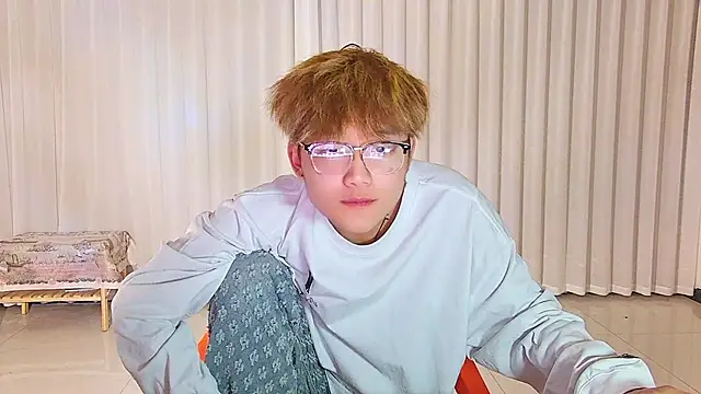 KK-cuteboy online show from April 2026 06:25:02 PM