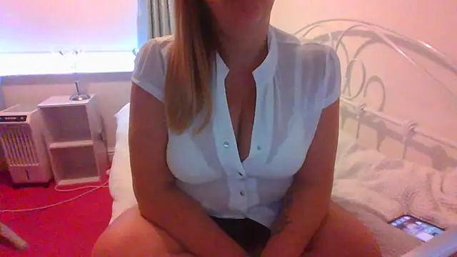 Snapshot of BbwGreenEyes69_ chatting on October 2025 08:01:01 AM BbwGreenEyes69 online show from October 2025 08:01:01 AM