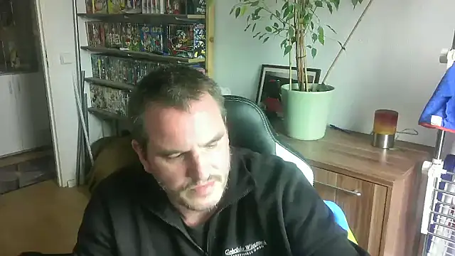 Snapshot of Macknow chatting on October 2025 11:53:02 AM Macknow online show from October 2025 11:53:02 AM