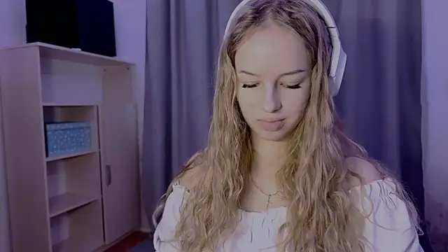 LunaCrave online show from October 2025 12:06:02 PM