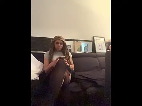 luziaaa92 online show from October 2025 02:17:02 PM