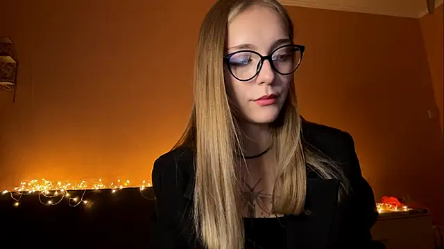 Snapshot of EvaPeace chatting on October 2025 05:00:01 PM EvaPeace online show from October 2025 05:00:01 PM