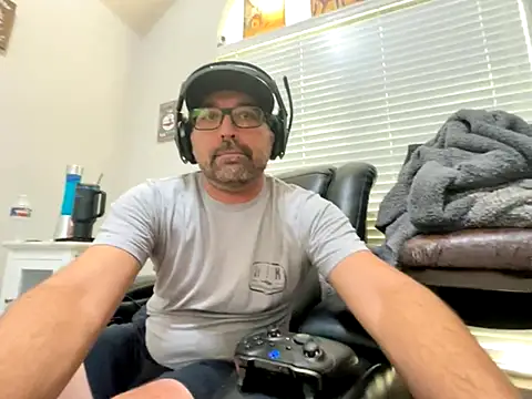 Snapshot of Fun_Time_Ron_2 chatting on October 2025 10:21:02 PM Fun Time Ron 2 online show from October 2025 10:21:02 PM