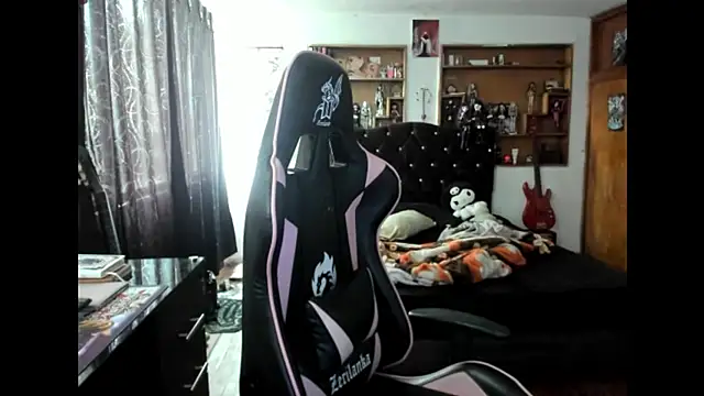 Snapshot of Maki_Zein_ chatting on October 2025 03:47:02 PM Maki Zein  online show from October 2025 03:47:02 PM