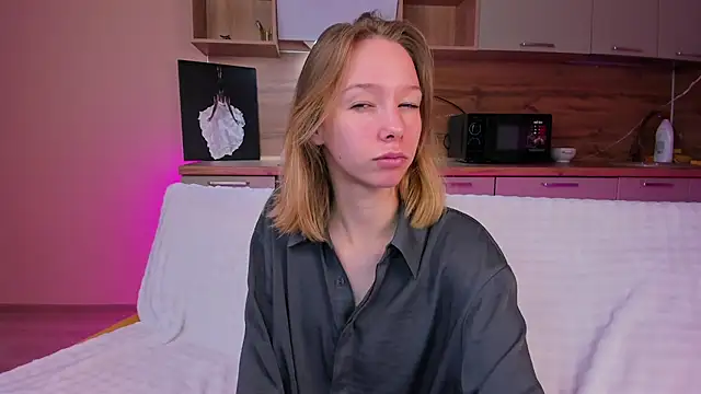 Snapshot of LilyVoise chatting on October 2025 12:28:02 PM LilyVoise online show from October 2025 12:28:02 PM