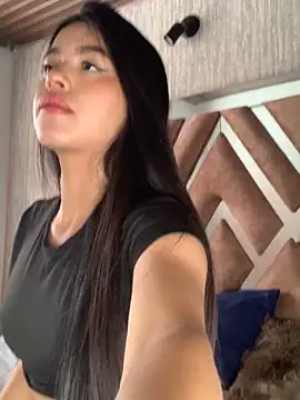 LunaMoore Pink online show from October 2025 12:56:02 PM