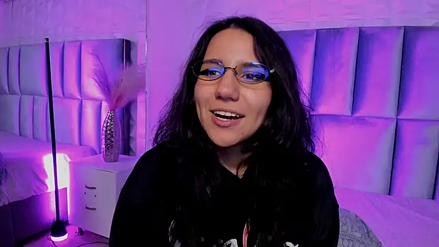 HollyPeach online show from April 2026 01:42:02 AM