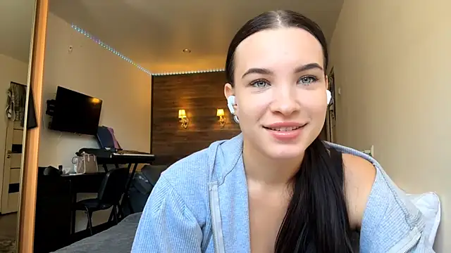 Snapshot of Tonnievi chatting on October 2025 11:32:02 AM Tonnievi online show from October 2025 11:32:02 AM