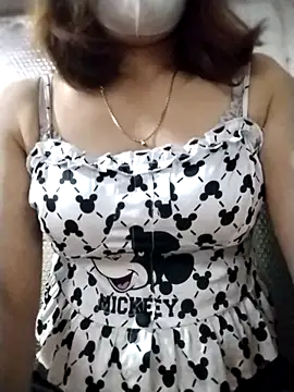 YiyinLy online show from October 2025 02:29:02 PM