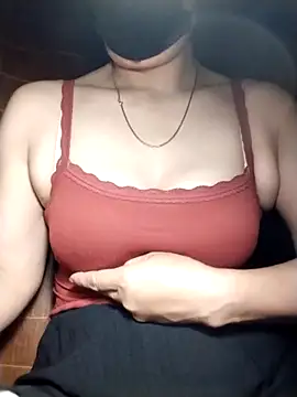 YiyinLy online show from October 2025 08:32:01 PM