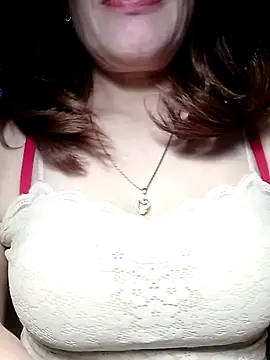 YiyinLy online show from January 2026 12:11:01 PM