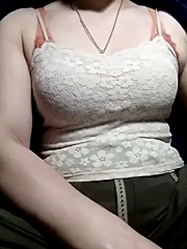 YiyinLy online show from February 2026 01:15:02 PM