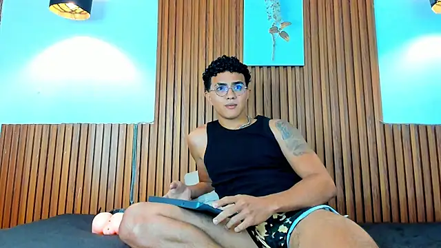 Snapshot of Noah_big chatting on October 2025 11:27:02 PM Noah big online show from October 2025 11:27:02 PM