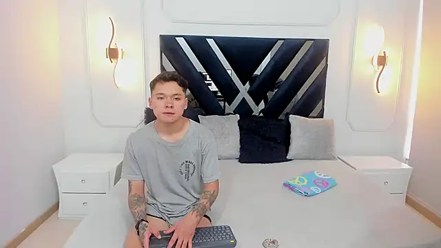 AnnieAndLeandro online show from November 2025 07:57:01 PM