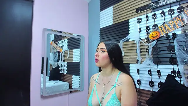 JuliethCruz  online show from November 2025 01:24:01 PM