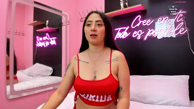 JuliethCruz  online show from November 2025 05:02:01 PM