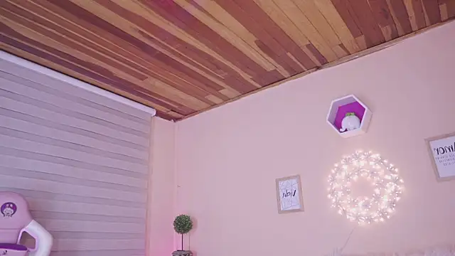 Meggie  online show from January 2026 11:18:01 PM