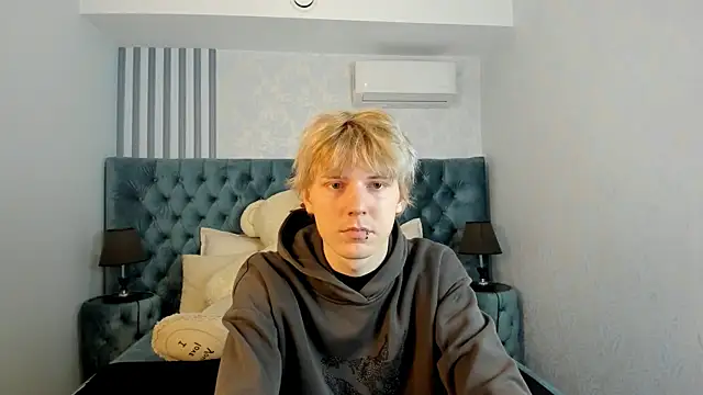 Snapshot of KevinMilky chatting on October 2025 02:28:02 PM KevinMilky online show from October 2025 02:28:02 PM