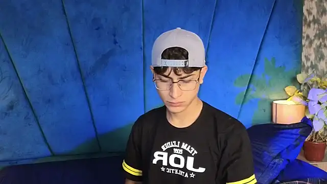 Aaron Eze online show from November 2025 08:25:02 PM