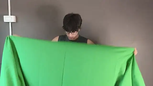 Aaron Eze online show from April 2026 09:48:02 PM