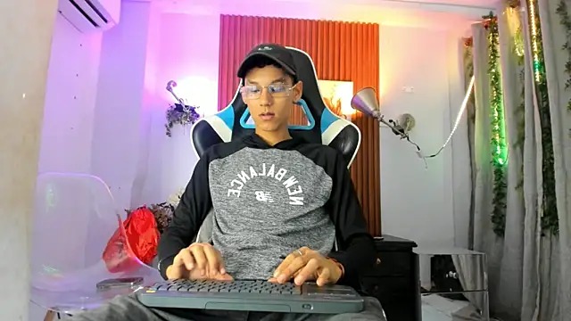 Snapshot of AQUARIUS_x chatting on October 2025 11:24:01 AM AQUARIUS x online show from October 2025 11:24:01 AM