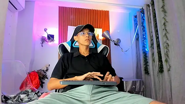 Snapshot of AQUARIUS_x chatting on October 2025 11:33:02 AM AQUARIUS x online show from October 2025 11:33:02 AM