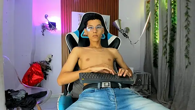 Snapshot of AQUARIUS_x chatting on October 2025 11:32:02 AM AQUARIUS x online show from October 2025 11:32:02 AM