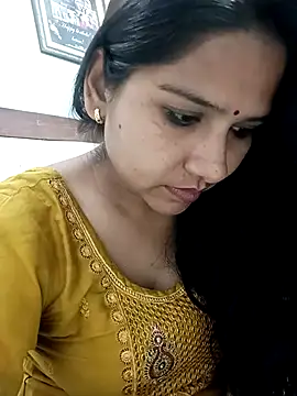 Vanshika1432 online show from October 2025 05:40:02 PM