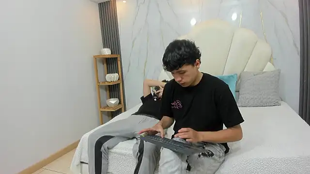 hoot booys  online show from January 2026 07:56:02 PM