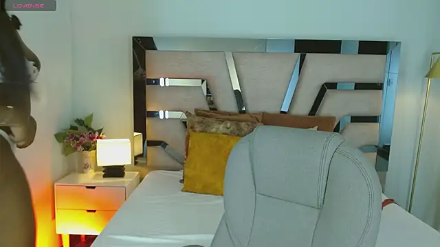 Maiacharris  online show from December 2025 07:40:02 PM