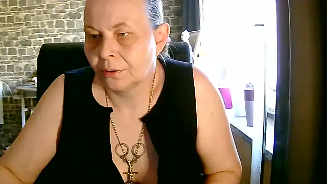 Snapshot of Diamond_Bite chatting on October 2025 01:34:02 PM Diamond Bite online show from October 2025 01:34:02 PM