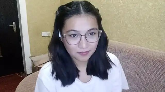 LinneaHyles online show from December 2025 01:42:01 PM