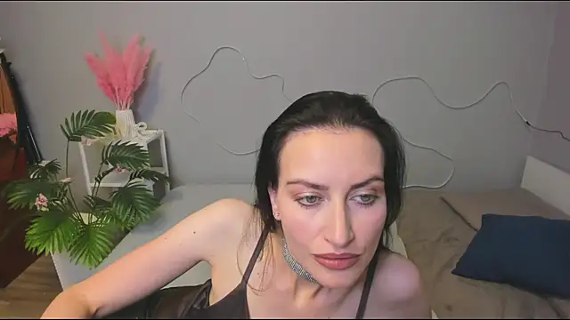 Snapshot of your__queen chatting on October 2025 03:56:02 PM your queen online show from October 2025 03:56:02 PM