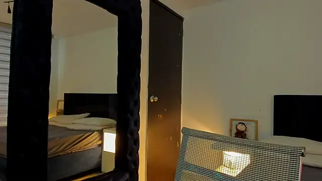 melanie roux   online show from April 2026 12:23:01 PM