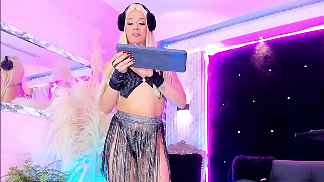 Queens Wonders Blonders online show from October 2025 07:31:02 PM